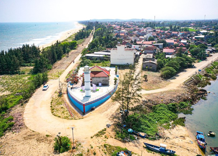 Du khách tham quan, check in ngôi miếu hình con tàu ở xã biển Đức Lợi - Anh 1