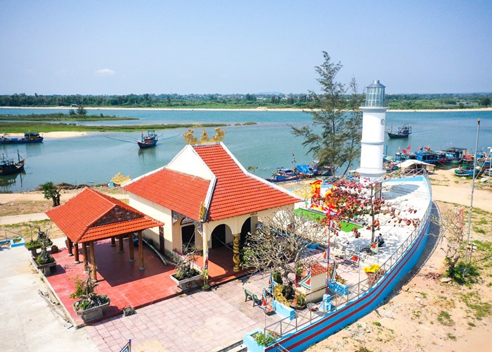 Du khách tham quan, check in ngôi miếu hình con tàu ở xã biển Đức Lợi - Anh 6