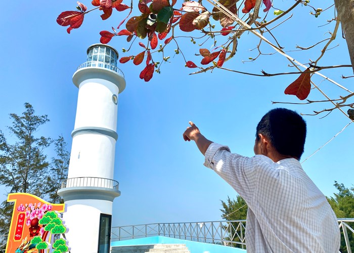 Du khách tham quan, check in ngôi miếu hình con tàu ở xã biển Đức Lợi - Anh 5