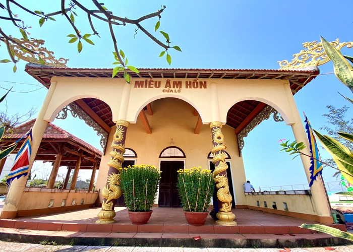 Du khách tham quan, check in ngôi miếu hình con tàu ở xã biển Đức Lợi - Anh 4