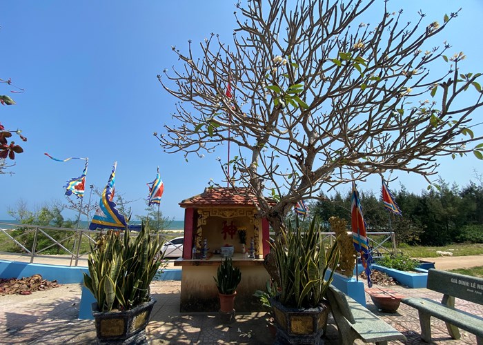 Du khách tham quan, check in ngôi miếu hình con tàu ở xã biển Đức Lợi - Anh 7