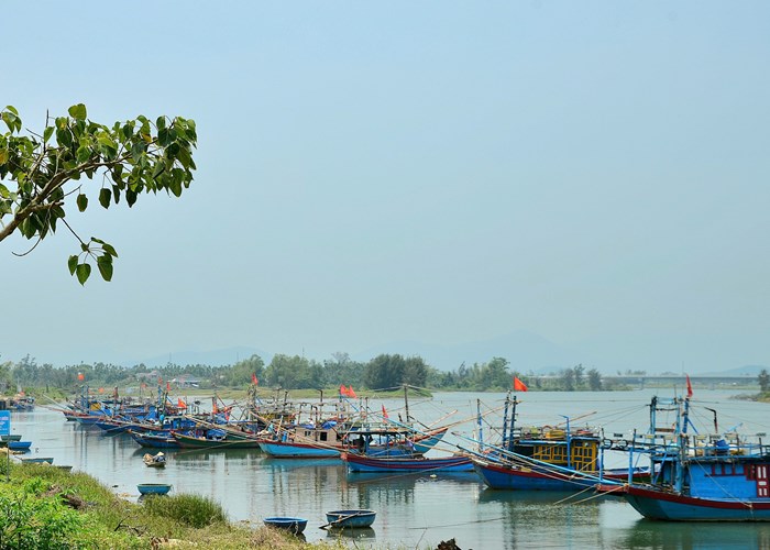 Du khách tham quan, check in ngôi miếu hình con tàu ở xã biển Đức Lợi - Anh 9