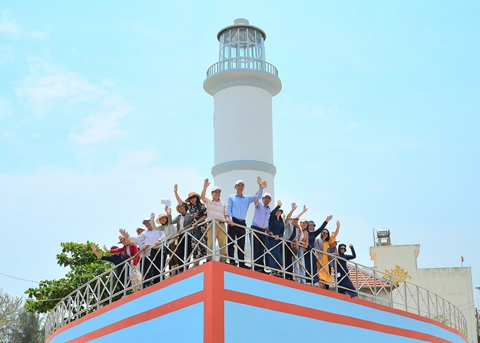 Du khách tham quan, check in ngôi miếu hình con tàu ở xã biển Đức Lợi - Anh 8
