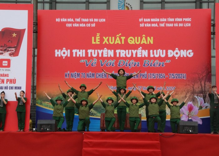 Không khí tự hào trên hành trình “Về với Điện Biên” - Anh 1
