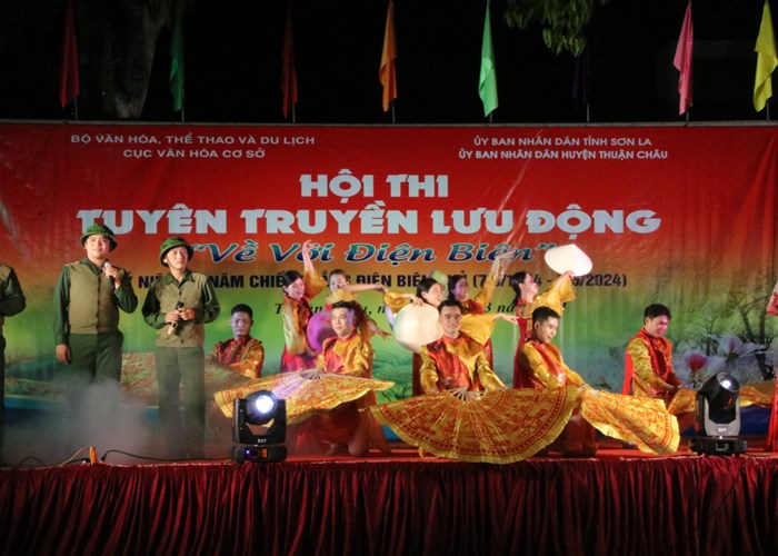 Không khí tự hào trên hành trình “Về với Điện Biên” - Anh 7