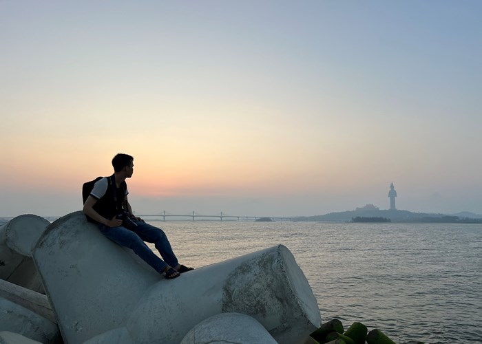 Bãi rêu xanh mướt ở bờ kè biển Quảng Ngãi thu hút du khách - Anh 8