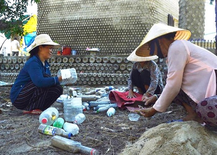 Quảng Ngãi: Độc đáo ngôi chùa được làm từ hơn 50.000 chai nhựa - Anh 6