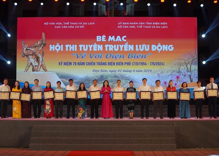 Bế mạc Hội thi Tuyên truyền lưu động toàn quốc “Về với Điện Biên” - Anh 1