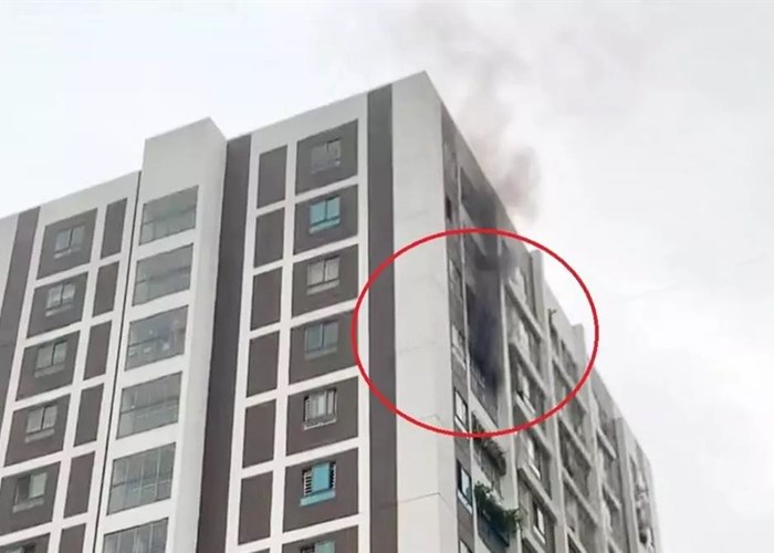 Chủ nhà quên rút quạt, cư dân chung cư hốt hoảng vì cháy - Anh 1