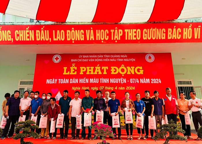 Quảng Ngãi: Hơn 600 người dân tham gia hiến máu tình nguyện - Anh 4