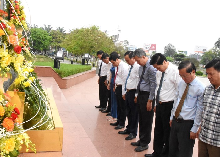 Dâng hương, hoa tưởng niệm 117 năm ngày sinh Tổng Bí thư Lê Duẩn - Anh 1