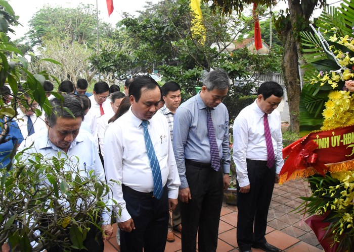 Dâng hương, hoa tưởng niệm 117 năm ngày sinh Tổng Bí thư Lê Duẩn - Anh 2