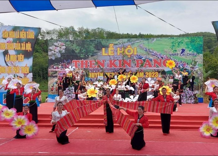 Về Phong Thổ vui hội 