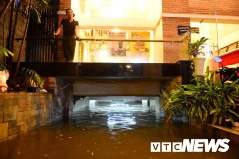Hàng loạt tầng hầm chung cư ở TP.HCM ngập sâu phải thuê máy hút nước - Anh 1