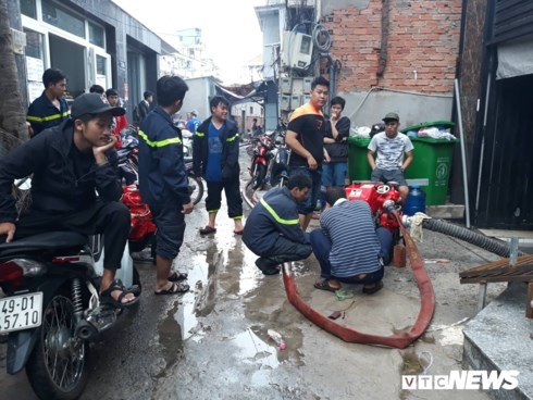 Hàng loạt tầng hầm chung cư ở TP.HCM ngập sâu phải thuê máy hút nước - Anh 6