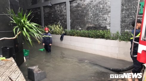 Hàng loạt tầng hầm chung cư ở TP.HCM ngập sâu phải thuê máy hút nước - Anh 7