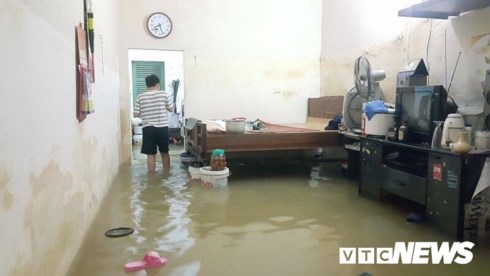 Hàng loạt tầng hầm chung cư ở TP.HCM ngập sâu phải thuê máy hút nước - Anh 9