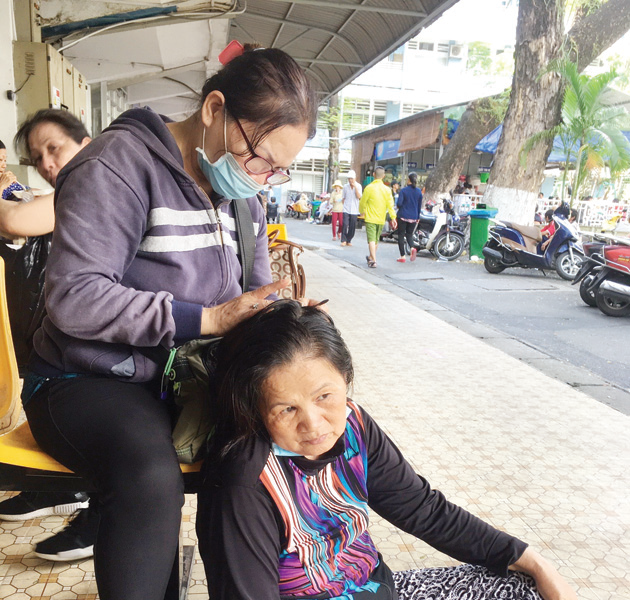 Tình người trong cơn bạo bệnh - Anh 1