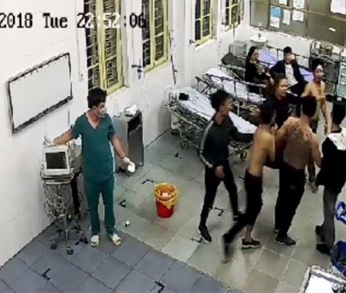Bệnh nhân đang cấp cứu ở bệnh viện vẫn bị nhóm côn đồ lao vào hành hung - Anh 1
