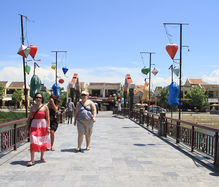 Bảo tồn di sản qua con đường du lịch:  Đừng “đổ lỗi” cho du lịch khi di sản biến dạng - Anh 1