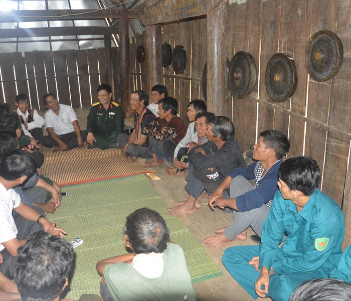 Tiếng cồng chiêng xua đuổi “cơn gió độc” cho làng - Anh 1