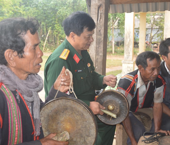 Tiếng cồng chiêng xua đuổi “cơn gió độc” cho làng - Anh 2