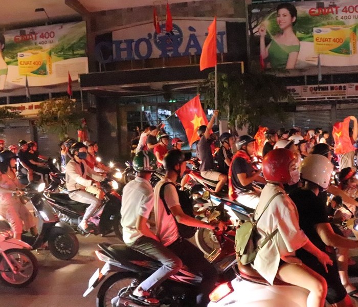 Ca nuoc xuong duong mung chien thang cua doi tuyen Viet Nam - Anh 30
