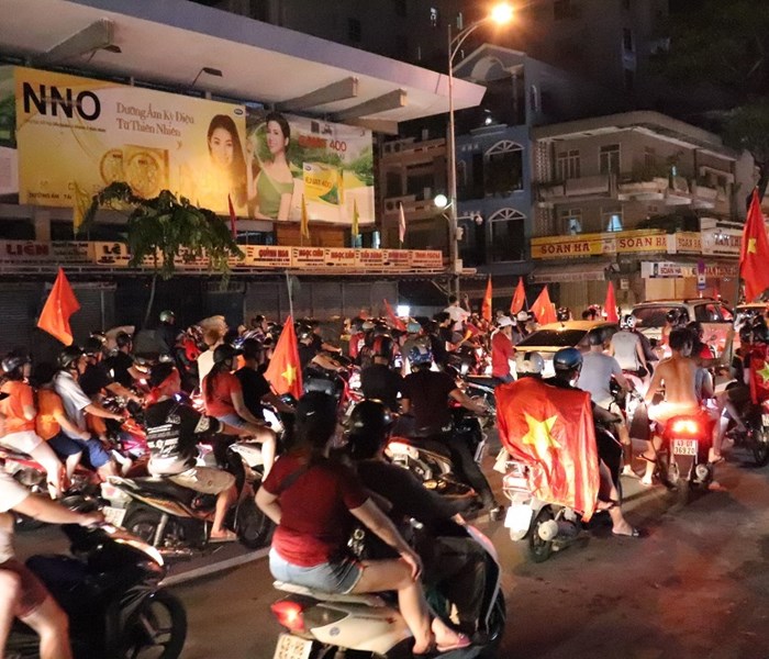 Ca nuoc xuong duong mung chien thang cua doi tuyen Viet Nam - Anh 31