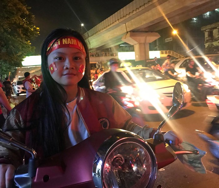 Ca nuoc xuong duong mung chien thang cua doi tuyen Viet Nam - Anh 8