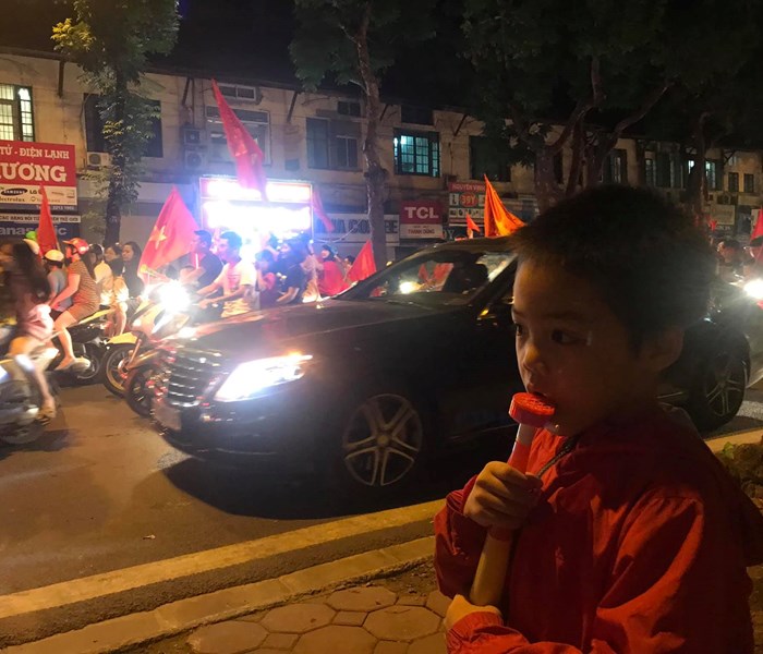 Ca nuoc xuong duong mung chien thang cua doi tuyen Viet Nam - Anh 13
