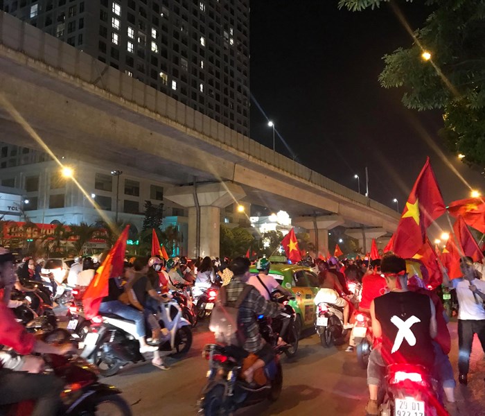 Ca nuoc xuong duong mung chien thang cua doi tuyen Viet Nam - Anh 9