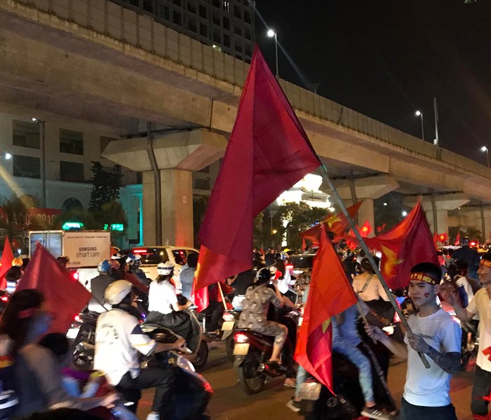 Ca nuoc xuong duong mung chien thang cua doi tuyen Viet Nam - Anh 10