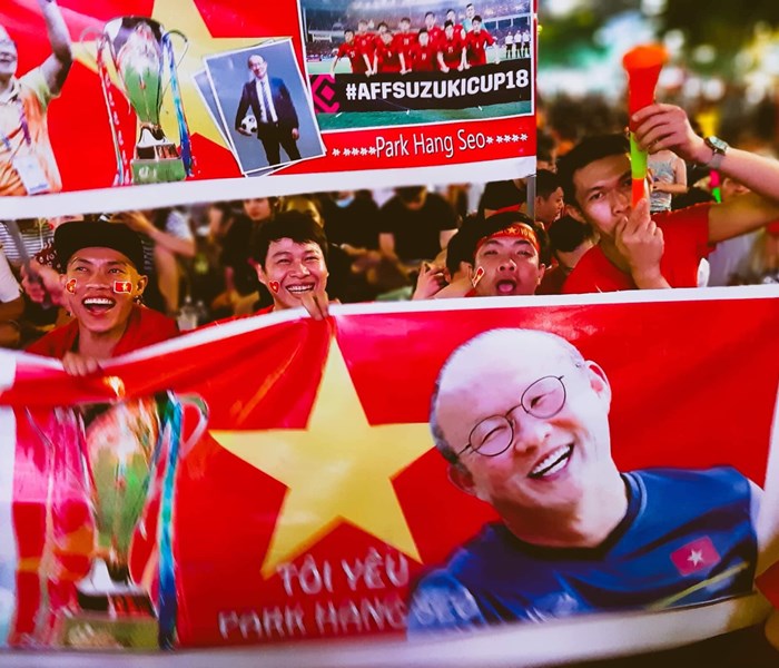Ca nuoc xuong duong mung chien thang cua doi tuyen Viet Nam - Anh 26