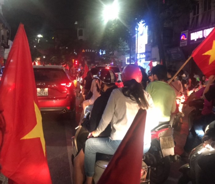 Ca nuoc xuong duong mung chien thang cua doi tuyen Viet Nam - Anh 14