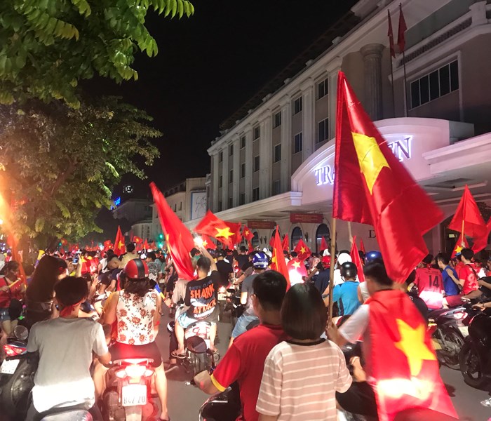 Ca nuoc xuong duong mung chien thang cua doi tuyen Viet Nam - Anh 11
