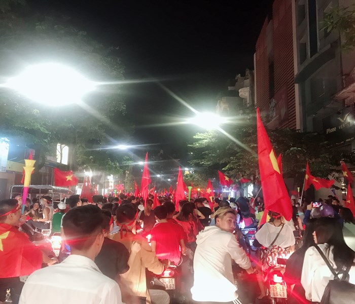 Ca nuoc xuong duong mung chien thang cua doi tuyen Viet Nam - Anh 12