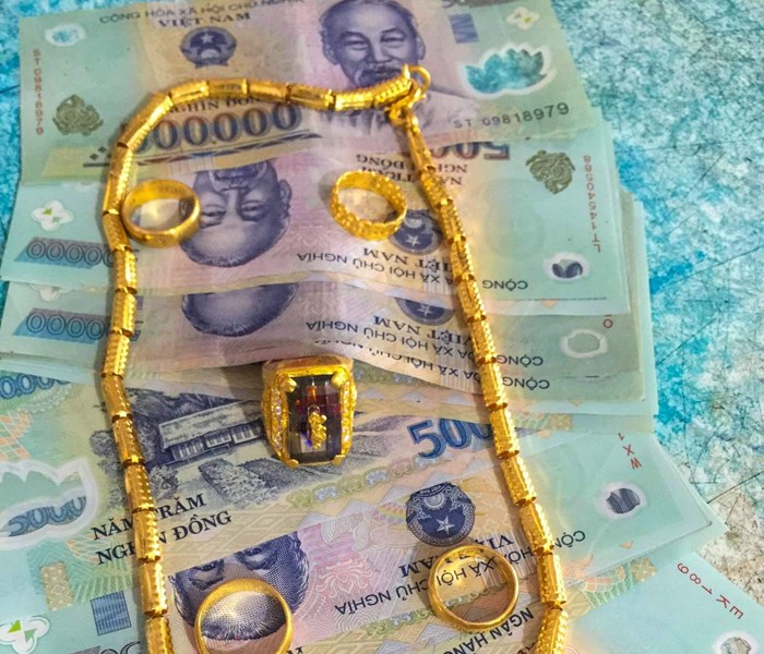 Thầy giáo nghèo tìm người để trả lại tiền, vàng - Anh 2