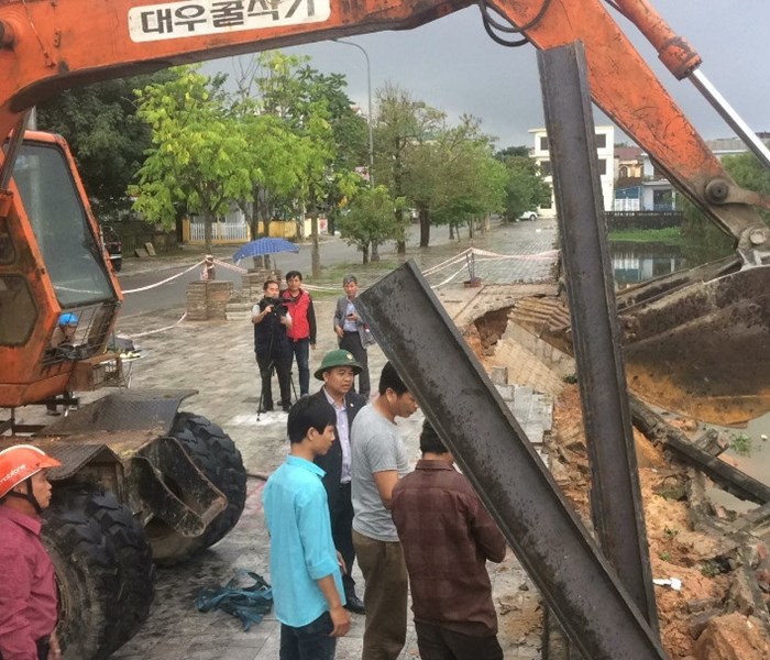 Dùng 30 cọc sắt gia cố bờ kè di tích Thành cổ Quảng Trị - Anh 1
