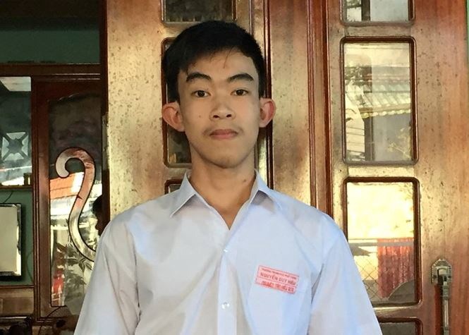 Nam học sinh trao lại 50 triệu đồng cho người đánh rơi - Anh 1