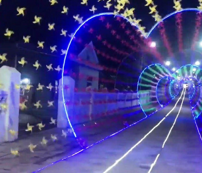 Độc đáo giáo xứ đón Noel với 6.000 chong chóng kết lại - Anh 1