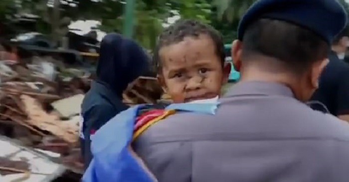 Cậu bé 5 tuổi thoát chết thần kỳ sau 12 giờ mắc kẹt dưới đống đổ nát - Anh 1