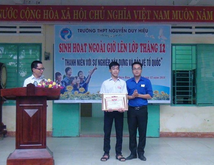 Trao học bổng cho “học sinh trả lại 50 triệu đồng cho người đánh rơi” - Anh 1