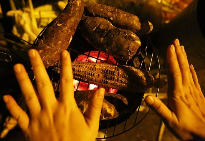 Những món ăn vặt không thể bỏ lỡ vào mùa đông Hà Nội - Anh 12