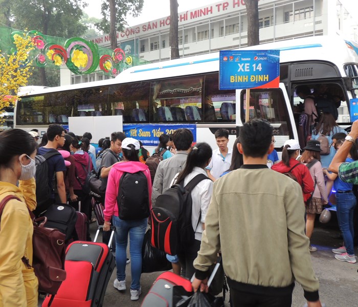 3.000 vé cho sinh viên khó khăn về quê ăn Tết - Anh 2
