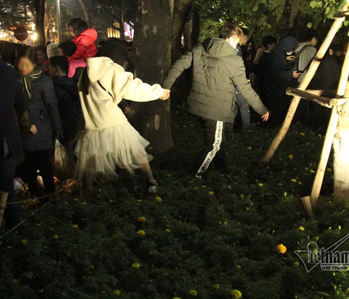 Trang trí đường phố chào năm mới ở Hà Nội: Sẽ không còn “thảm họa”? - Anh 3