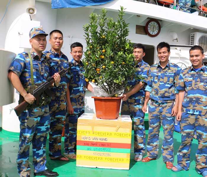 "Cưỡi sóng" đưa Tết đến Trường Sa - ảnh 3