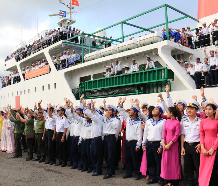 "Cưỡi sóng" đưa Tết đến Trường Sa - ảnh 2