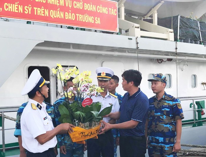 800 chậu hoa lan hồ điệp tặng bộ đội Trường Sa - Anh 1