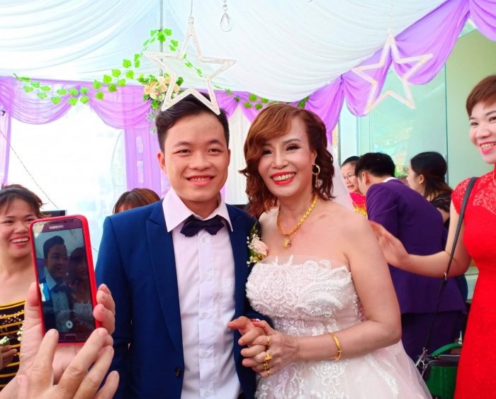Những chuyện tình “gây sốt” nhất năm 2018, biết được lý do ai cũng bất ngờ - Anh 1