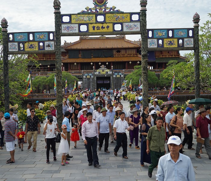 Đừng để Huế “đi ngủ” lúc 8 giờ tối - Anh 1